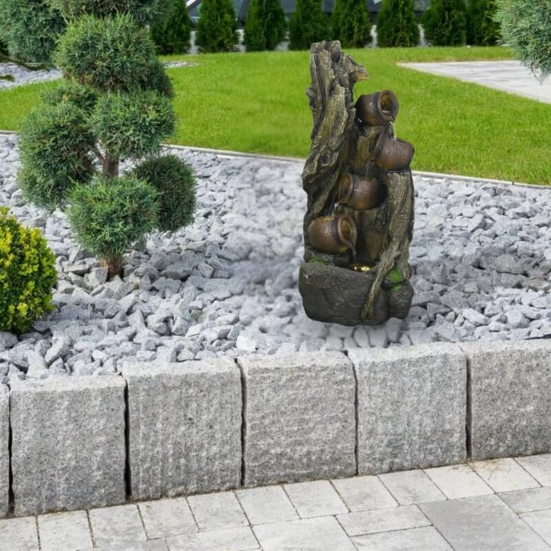 Dekorační fontána v kamenném a elegantním stylu